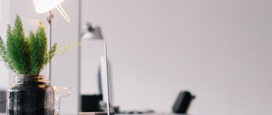 Lampe på skrivebord med computer